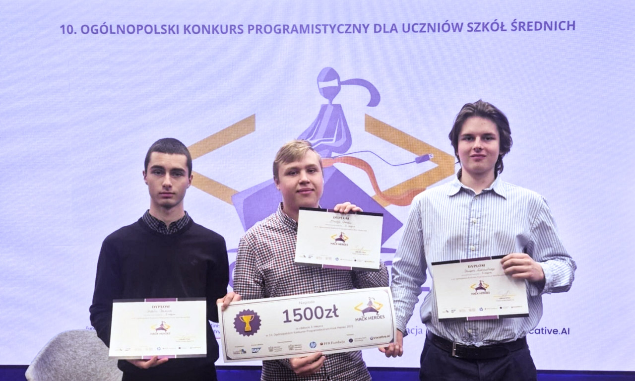 Trzech uczniów odbiera dyplomy i nagrodę za 3. miejsce w konkursie programistycznym Hack Heroes w Warszawie